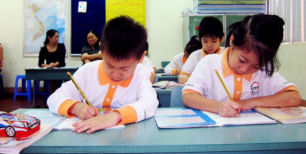 Các bé học chăm